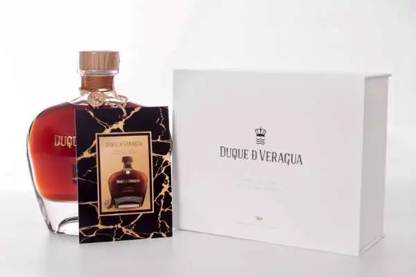 Brandy DUQUE s krabicou a kartičkou.jpg